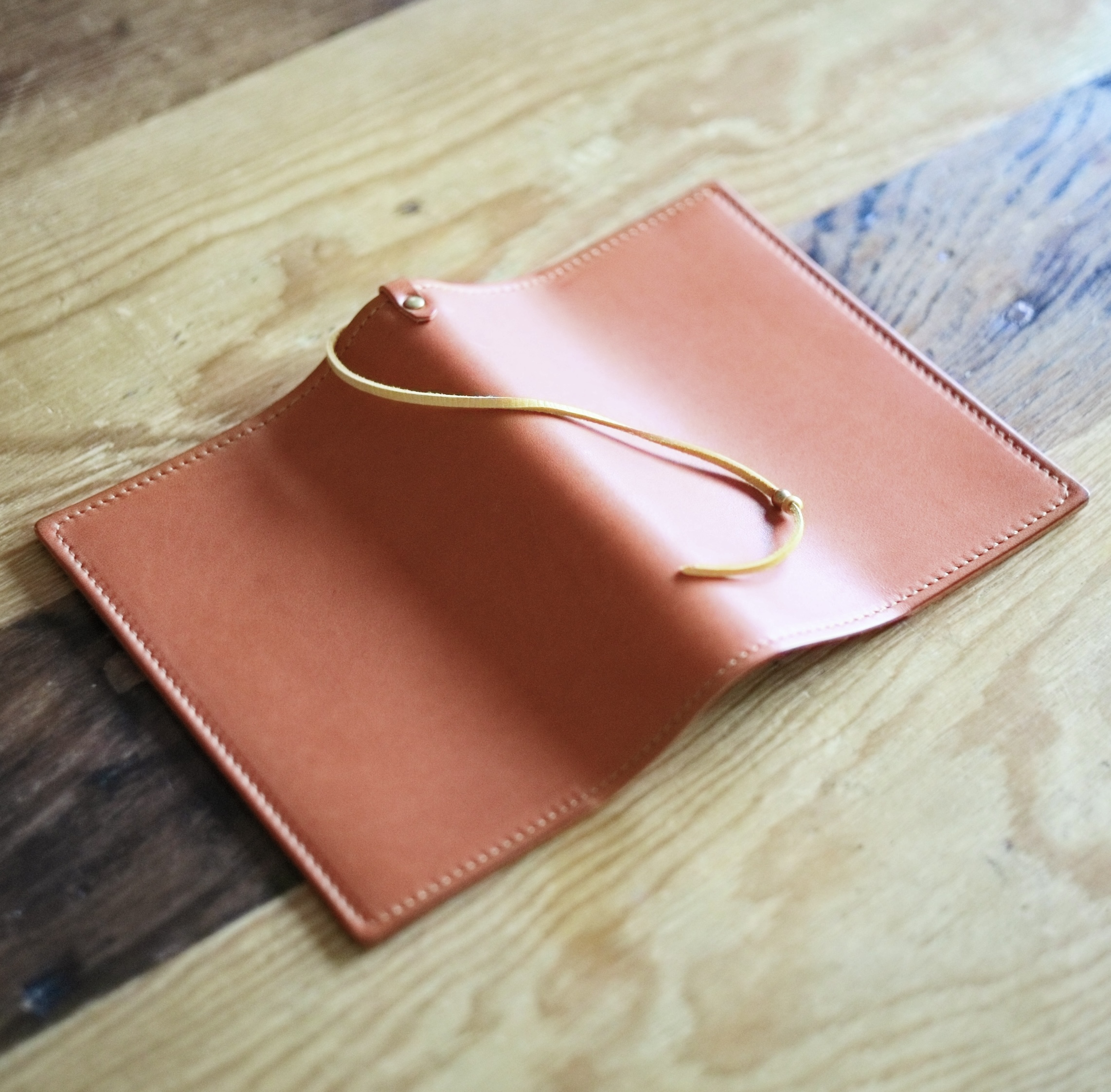 真鍮玉とイタリアンレザーのブックカバーとメガネケースの読書セット　レンガ